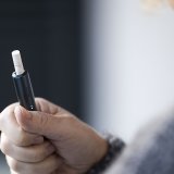 L'étude a évalué l'efficacité, la sécurité et la toxicologie de vaporettes avec nicotine, associées à une
aide intensive au sevrage tabagique (photo symbolique). KEYSTONE/CHRISTIAN BEUTLER